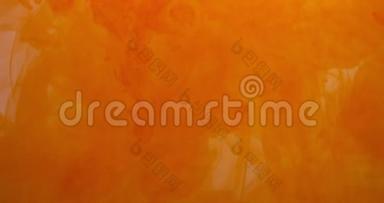 橙色油漆墨水滴在水中白色背景。 英气云在水下流动。 孤立的多云烟雾